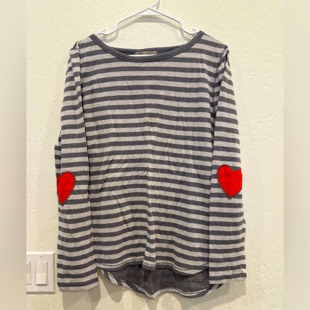 Women’s Gap l/s w/ heart patches on elbows.